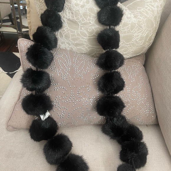 this is a woman’s scarf consisting of 25 fur like pom-poms. It’s 52” long - Picture 8 of 9